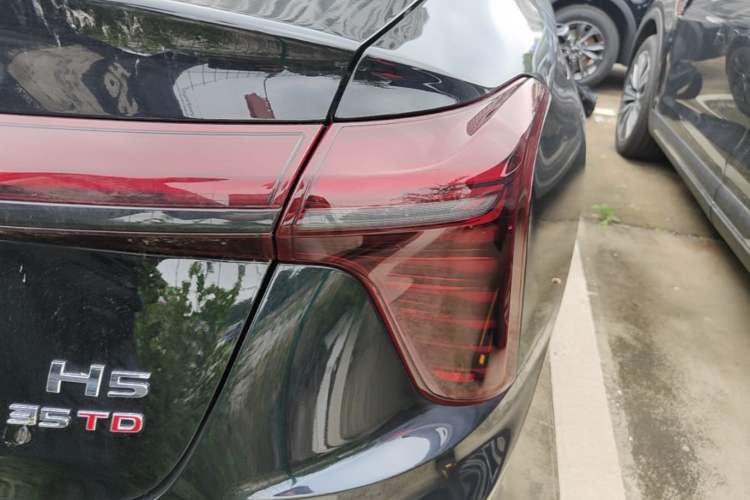 Used Hongqi H5 2025 1.5T DCT Xuan Ying Edition Right Rear Taillight
