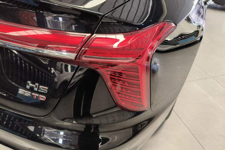 Used Hongqi H5 2025 1.5T DCT Qiyun 500 000th Unit Commemorative Edition Right Rear Taillight