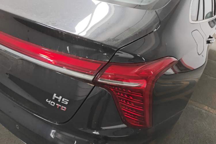 Used Hongqi H5 2025 2.0T Automatic Flag Edition – 500 000 Units Commemorative Version Right Rear Taillight