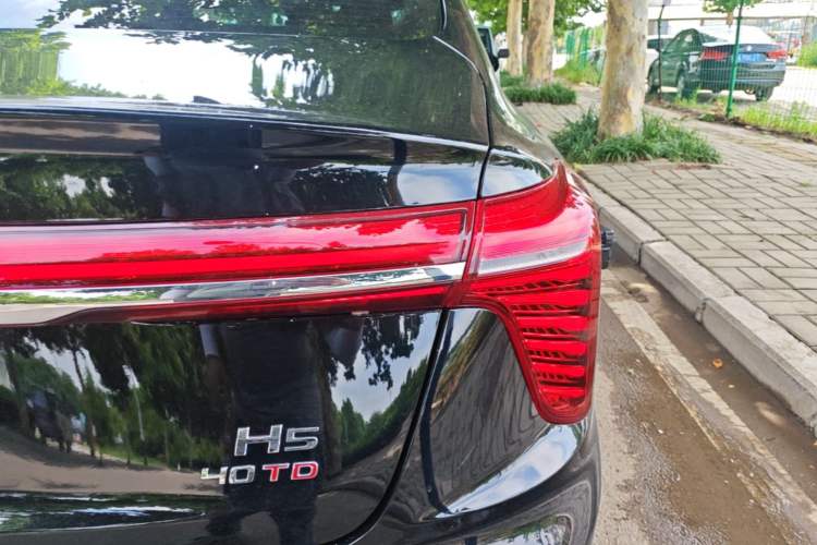 Used Hongqi H5 2025 2.0T Automatic Flag Edition – 500 000 Units Commemorative Version Right Rear Taillight