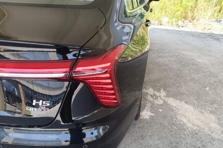 Used Hongqi H5 2025 2.0T Automatic Flag Edition – 500 000 Units Commemorative Version Right Rear Taillight