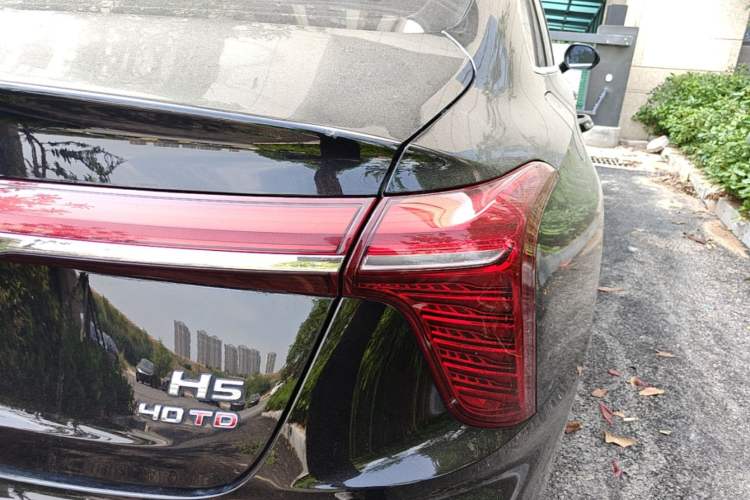 Used Hongqi H5 2025 2.0T Automatic Flag Edition – 500 000 Units Commemorative Version Right Rear Taillight