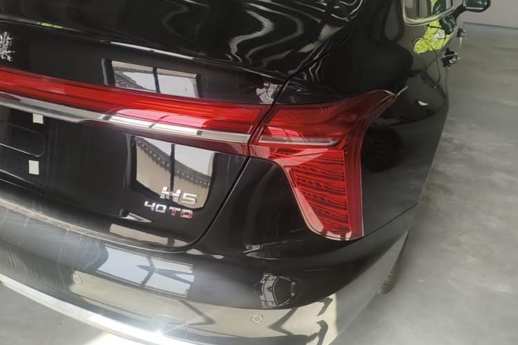 Used Hongqi H5 2025 2.0T Automatic Flag Edition – 500 000 Units Commemorative Version Right Rear Taillight