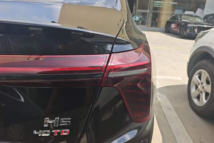 Used Hongqi H5 2025 2.0T Automatic Flag Edition – 500 000 Units Commemorative Version Right Rear Taillight
