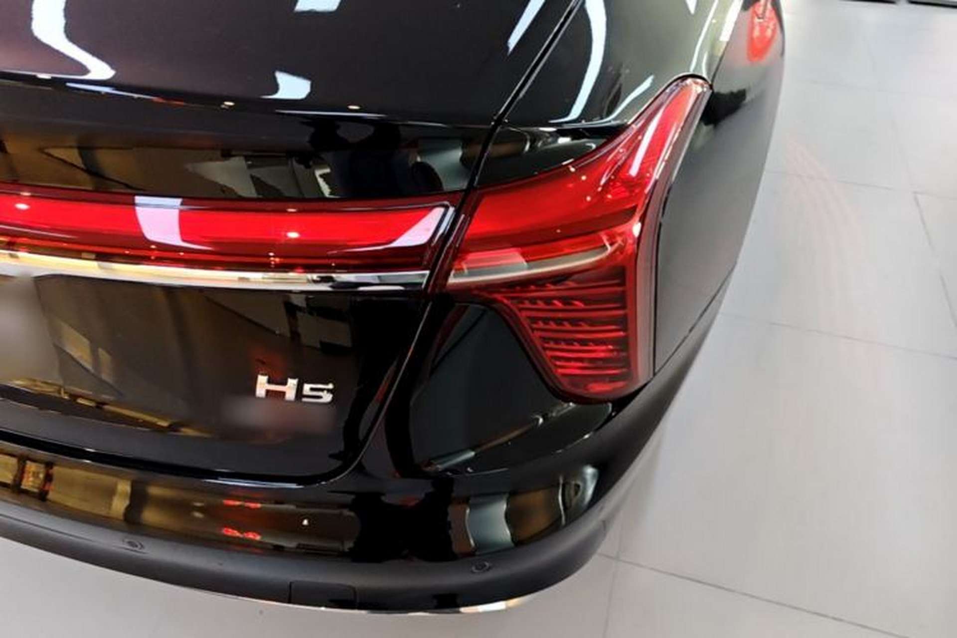 Used Hongqi H5 2025 2.0T Automatic Flag Edition – 500 000 Units Commemorative Version Right Rear Taillight