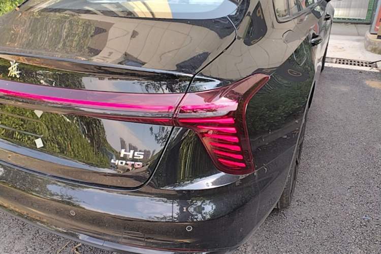 Used Hongqi H5 2025 Model 2.0T Automatic Xuan Ying 2 Million Units Commemorative Edition Right Rear Taillight