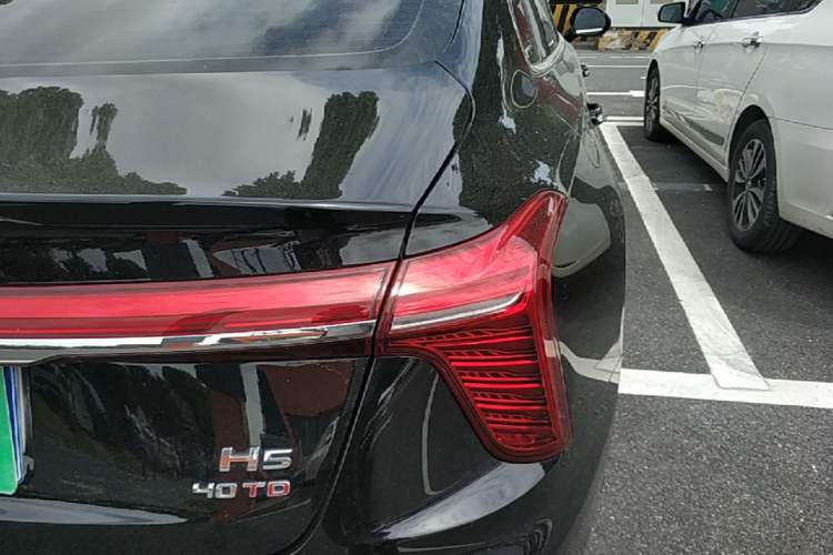 Used Hongqi H5 2025 2.0T Automatic Flag Edition – 500 000 Units Commemorative Version Right Rear Taillight