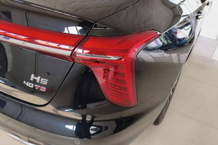 Used Hongqi H5 2025 2.0T Automatic Flag Edition – 500 000 Units Commemorative Version Right Rear Taillight
