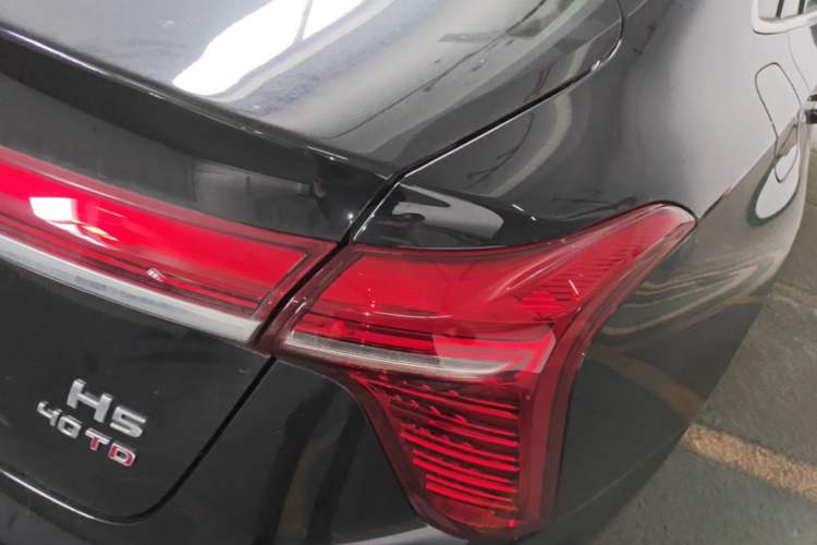 Used Hongqi H5 2025 2.0T Automatic Flagship 500 000th Unit Anniversary Edition Right Rear Taillight