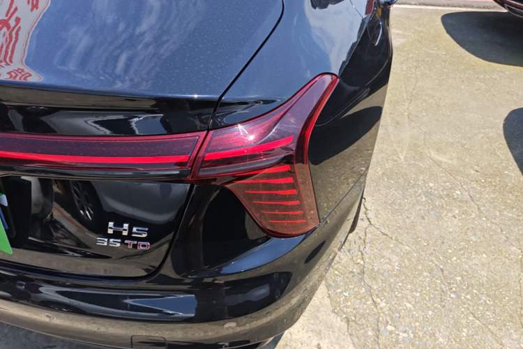 Used Hongqi H5 2025 1.5T DCT Xuan Ying Edition Right Rear Taillight