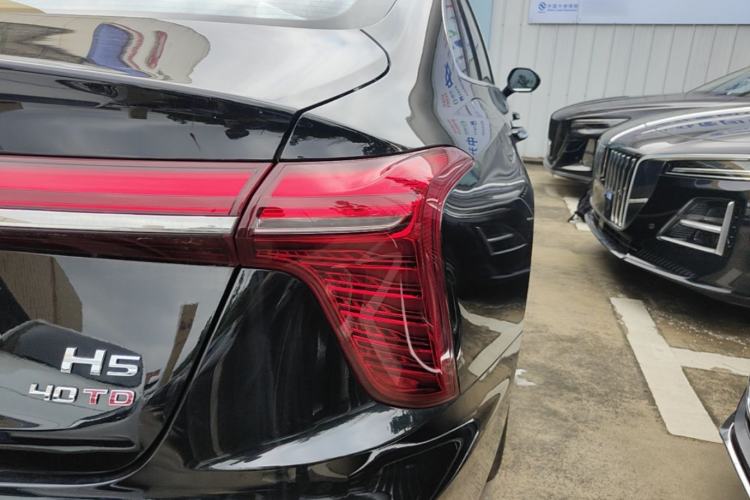 Used Hongqi H5 2025 2.0T Automatic Flagship 500 000th Unit Anniversary Edition Right Rear Taillight
