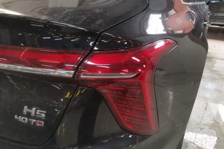 Used Hongqi H5 2025 2.0T Automatic Flag Edition – 500 000 Units Commemorative Version Right Rear Taillight