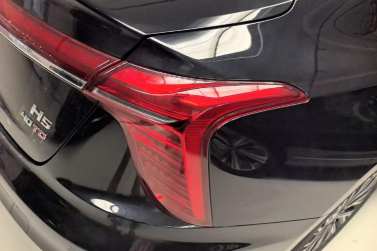 Used Hongqi H5 2025 2.0T Automatic Flag Edition – 500 000 Units Commemorative Version Right Rear Taillight