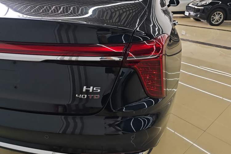 Used Hongqi H5 2025 2.0T Automatic Flag Edition – 500 000 Units Commemorative Version Right Rear Taillight
