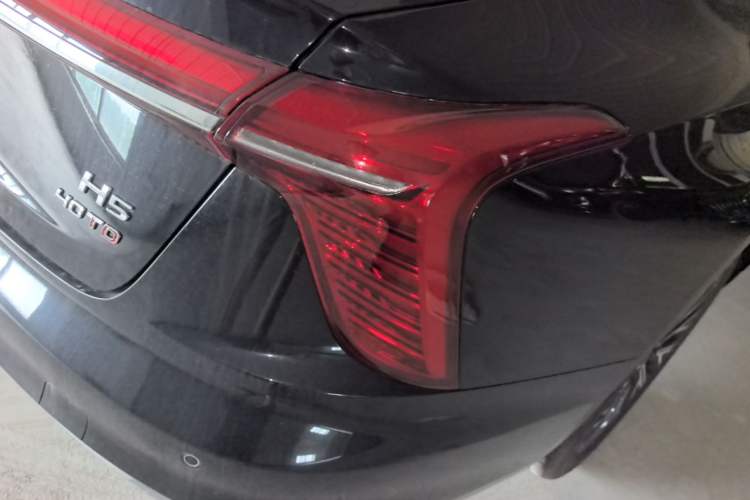 Used Hongqi H5 2025 2.0T Automatic Flag Edition – 500 000 Units Commemorative Version Right Rear Taillight