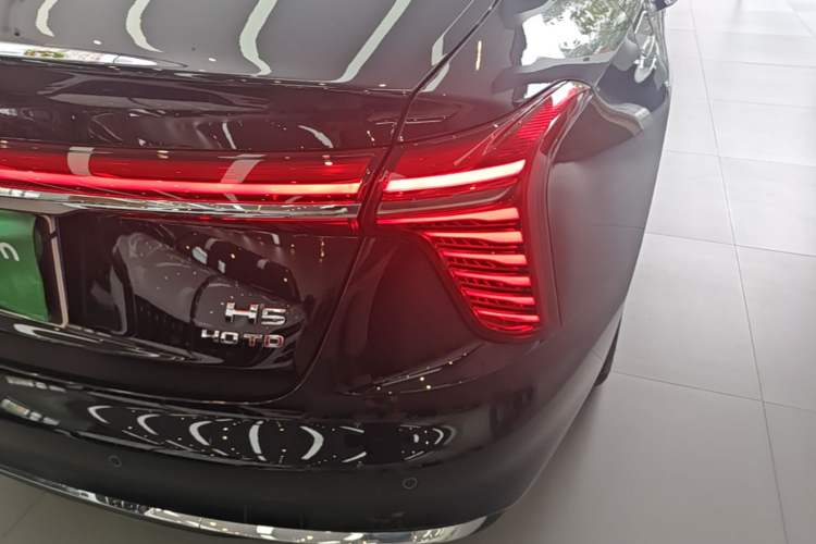 Used Hongqi H5 2025 2.0T Automatic Flag Edition – 500 000 Units Commemorative Version Right Rear Taillight