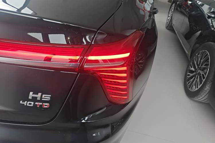 Used Hongqi H5 2025 2.0T Automatic Flag Edition – 500 000 Units Commemorative Version Right Rear Taillight