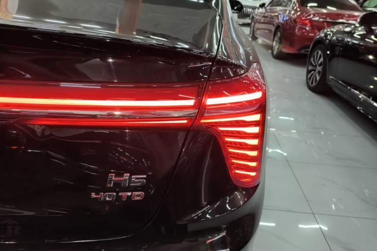 Used Hongqi H5 2025 2.0T Automatic Flag Edition – 500 000 Units Commemorative Version Right Rear Taillight