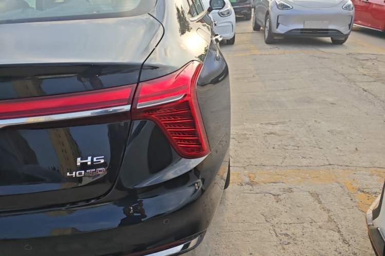 Used Hongqi H5 2025 2.0T Automatic Flag Edition – 500 000 Units Commemorative Version Right Rear Taillight