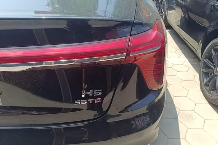 Used Hongqi H5 2025 1.5T DCT Qiyun 500 000th Unit Commemorative Edition Right Rear Taillight