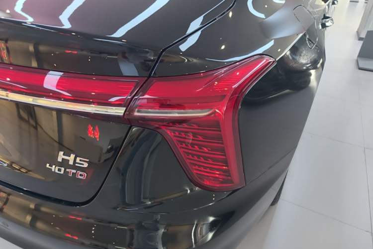 Used Hongqi H5 2025 2.0T Automatic Flag Edition – 500 000 Units Commemorative Version Right Rear Taillight