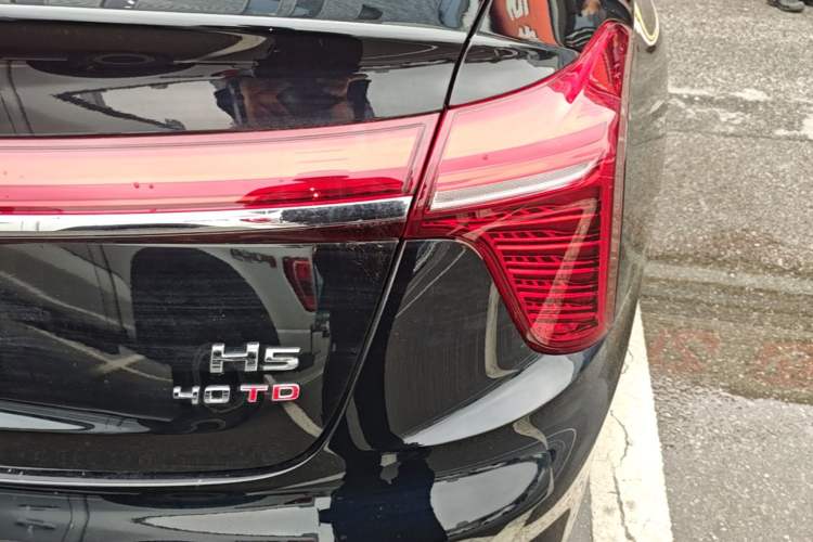 Used Hongqi H5 2025 2.0T Automatic Flag Edition – 500 000 Units Commemorative Version Right Rear Taillight