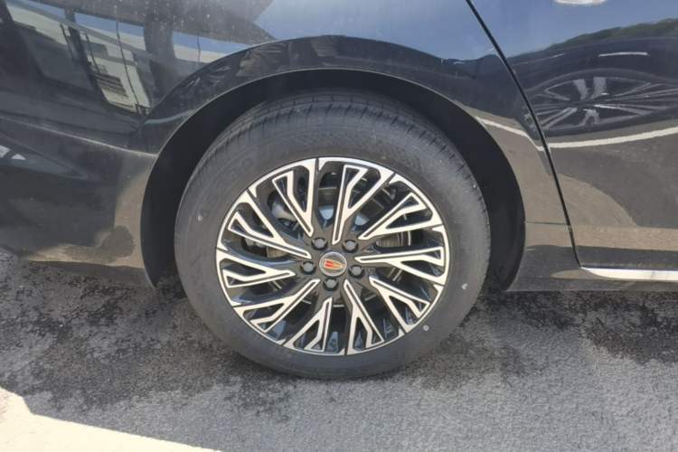 Used Hongqi H5 2025 2.0T Automatic Flag Edition – 500 000 Units Commemorative Version Right Rear Wheel Hub