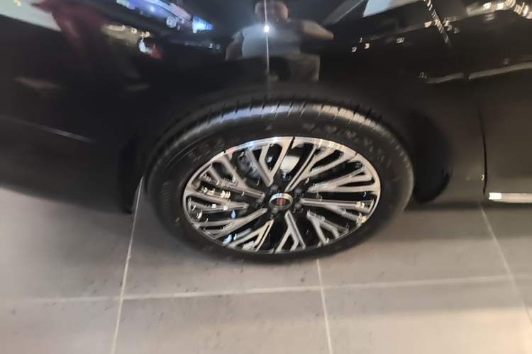 Used Hongqi H5 2025 2.0T Automatic Flag Edition – 500 000 Units Commemorative Version Right Rear Wheel Hub