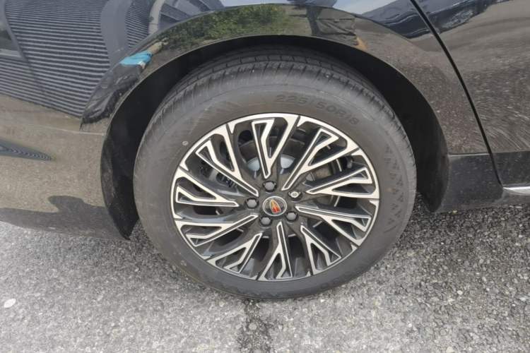 Used Hongqi H5 2025 2.0T Automatic Flag Edition – 500 000 Units Commemorative Version Right Rear Wheel Hub