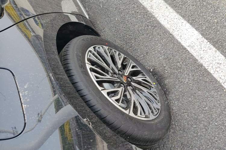 Used Hongqi H5 2025 2.0T Automatic Flag Edition – 500 000 Units Commemorative Version Right Rear Wheel Hub