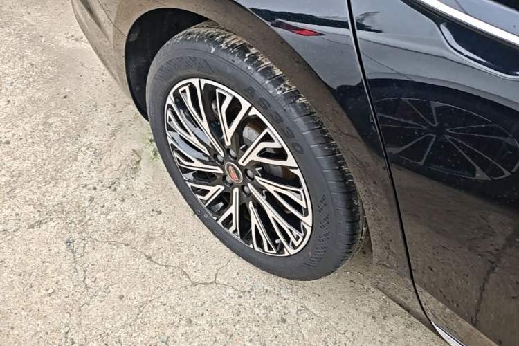 Used Hongqi H5 2025 2.0T Automatic Flag Edition – 500 000 Units Commemorative Version Right Rear Wheel Hub