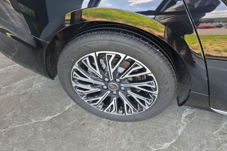 Used Hongqi H5 2025 2.0T Automatic Flag Edition – 500 000 Units Commemorative Version Right Rear Wheel Hub