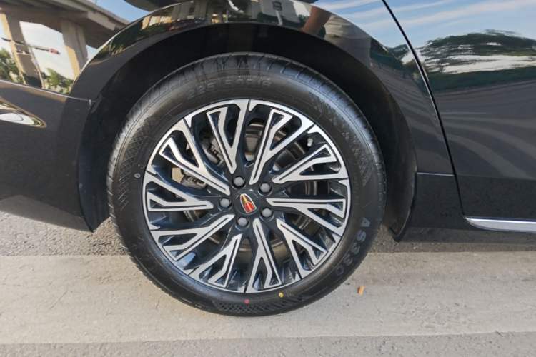 Used Hongqi H5 2025 2.0T Automatic Flag Edition – 500 000 Units Commemorative Version Right Rear Wheel Hub