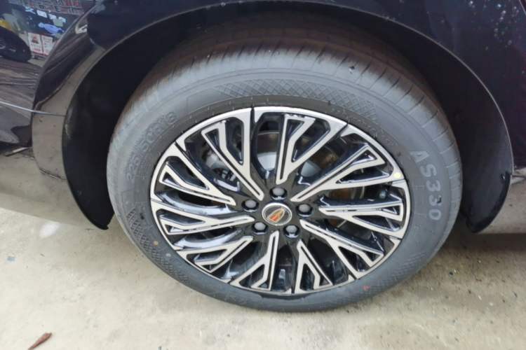 Used Hongqi H5 2025 2.0T Automatic Flag Edition – 500 000 Units Commemorative Version Right Rear Wheel Hub