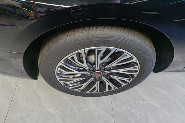 Used Hongqi H5 2025 2.0T Automatic Flag Edition – 500 000 Units Commemorative Version Right Rear Wheel Hub