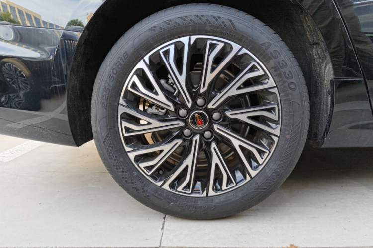 Used Hongqi H5 2025 2.0T Automatic Flag Edition – 500 000 Units Commemorative Version Right Rear Wheel Hub