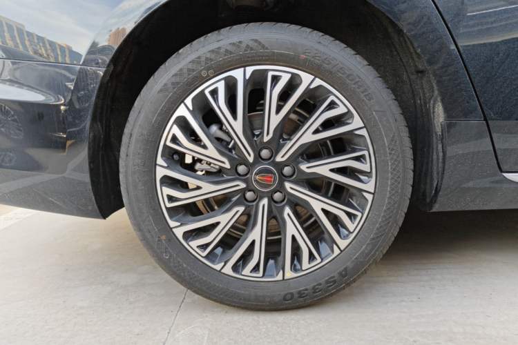 Used Hongqi H5 2025 2.0T Automatic Flag Edition – 500 000 Units Commemorative Version Right Rear Wheel Hub