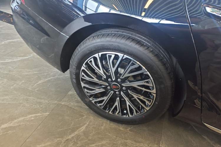 Used Hongqi H5 2025 2.0T Automatic Flag Edition – 500 000 Units Commemorative Version Right Rear Wheel Hub