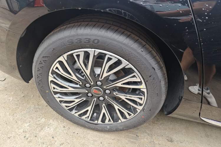 Used Hongqi H5 2025 2.0T Automatic Flag Edition – 500 000 Units Commemorative Version Right Rear Wheel Hub