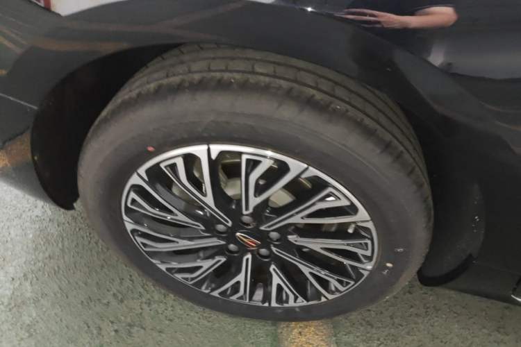 Used Hongqi H5 2025 2.0T Automatic Flag Edition – 500 000 Units Commemorative Version Right Rear Wheel Hub