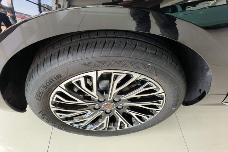 Used Hongqi H5 2025 2.0T Automatic Flag Edition – 500 000 Units Commemorative Version Right Rear Wheel Hub