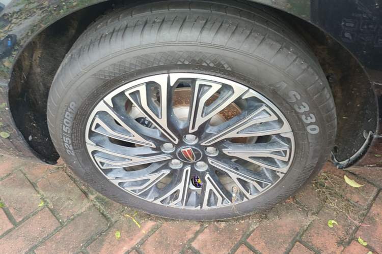 Used Hongqi H5 2025 2.0T Automatic Flag Edition – 500 000 Units Commemorative Version Right Rear Wheel Hub