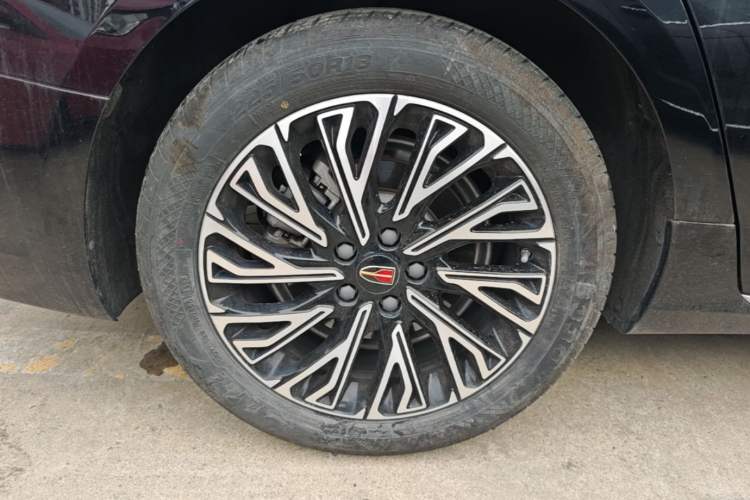 Used Hongqi H5 2025 2.0T Automatic Flag Edition – 500 000 Units Commemorative Version Right Rear Wheel Hub