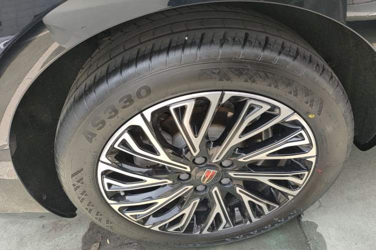 Used Hongqi H5 2025 2.0T Automatic Flag Edition – 500 000 Units Commemorative Version Right Rear Wheel Hub