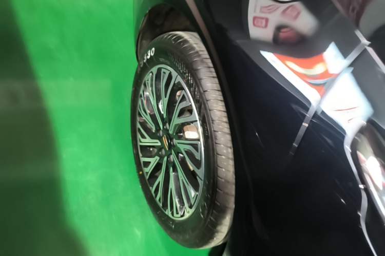 Used Hongqi H5 2025 2.0T Automatic Flag Edition – 500 000 Units Commemorative Version Right Rear Wheel Hub