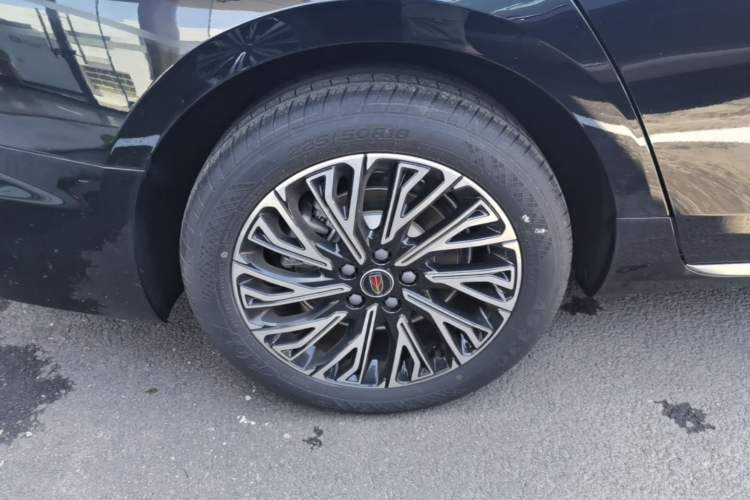 Used Hongqi H5 2025 2.0T Automatic Flag Edition – 500 000 Units Commemorative Version Right Rear Wheel Hub