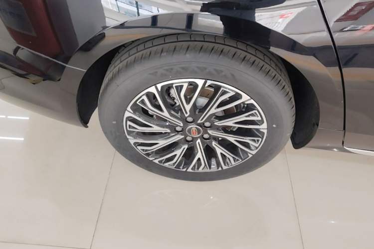 Used Hongqi H5 2025 2.0T Automatic Flag Edition – 500 000 Units Commemorative Version Right Rear Wheel Hub