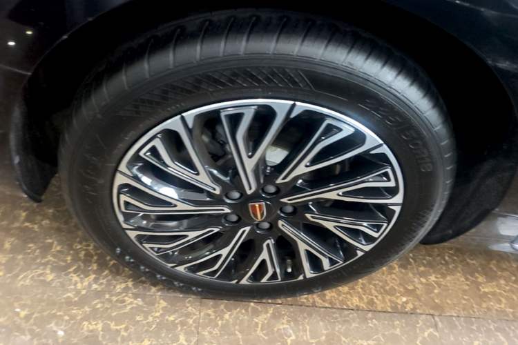 Used Hongqi H5 2025 2.0T Automatic Flag Edition – 500 000 Units Commemorative Version Right Rear Wheel Hub