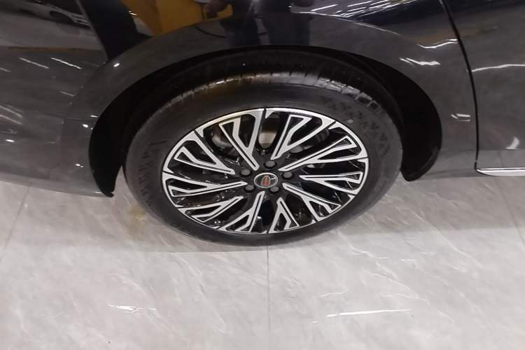 Used Hongqi H5 2025 2.0T Automatic Flag Edition – 500 000 Units Commemorative Version Right Rear Wheel Hub