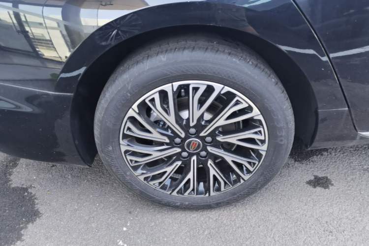 Used Hongqi H5 2025 2.0T Automatic Flag Edition – 500 000 Units Commemorative Version Right Rear Wheel Hub